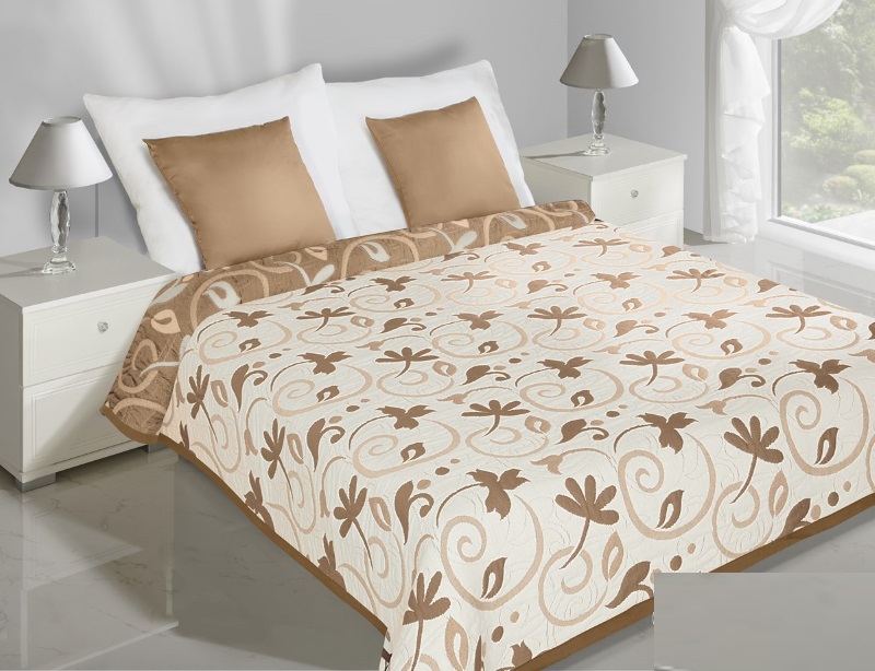 Kremowa narzuta dwustronna na łóżko w brązowe listki