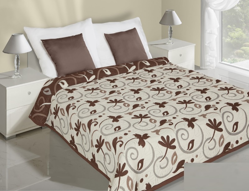 Dwustronna kremowa narzuta na łóżko w brązowe liście