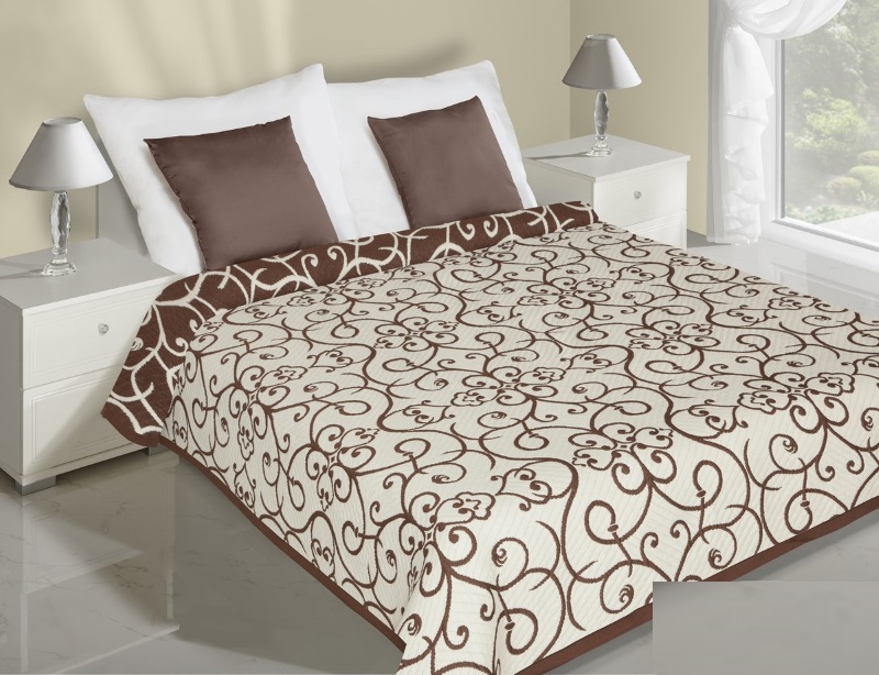 Dwustronne narzuty i kapy na łóżko w kolorze kremowym z brązowym motywem