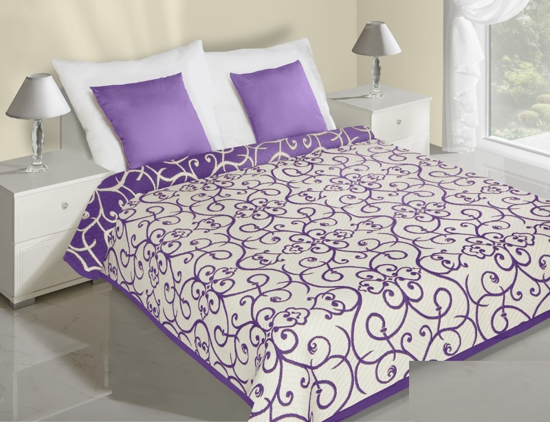 Narzuta dwustronna na łóżko w kolorze kremowym z fioletowym motywem