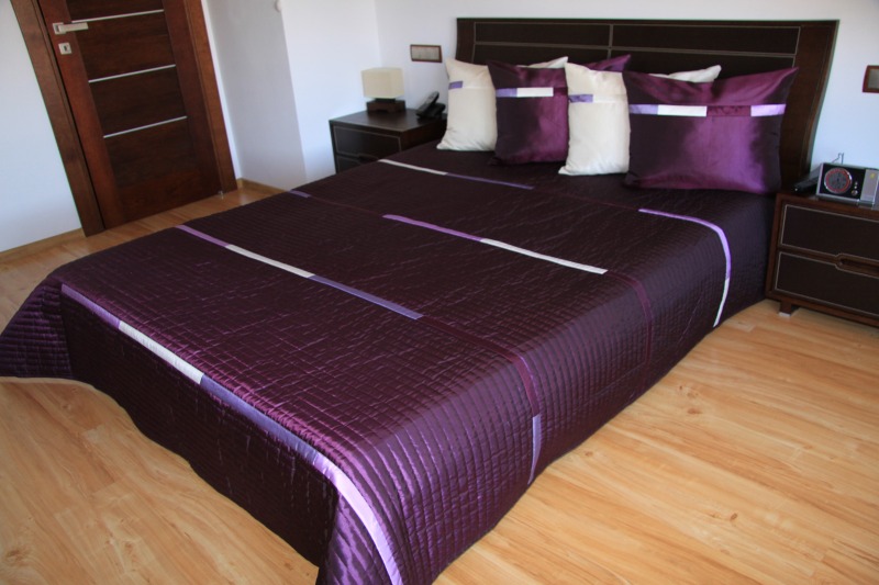 Fioletowe narzuty na łóżka w kremowe pasy