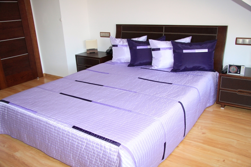 Luksusowe fioletowe narzuty na łóżko do sypialni w czarne paski