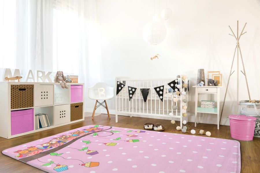 Muffinki i białe kropeczki dywan różowy dla dziecka