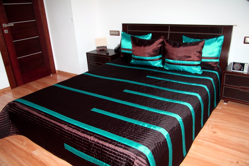 Elegancka narzuta na łóżko w kolorze czekoladowym z paskami koloru turkusowego