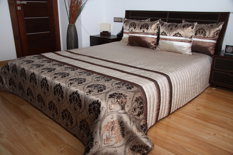 Jasnobeżowa elegancka narzuta na łóżko z brązowym ornamentem