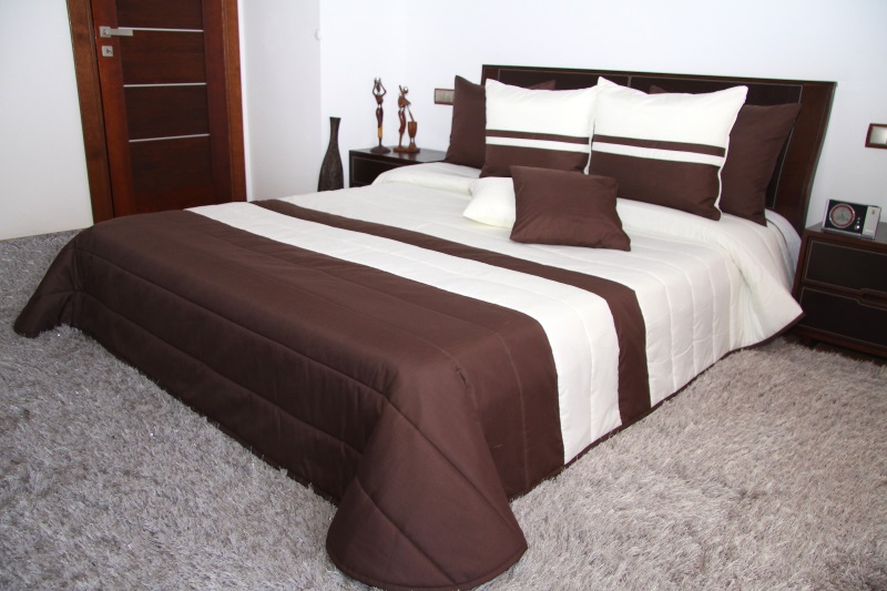 Elegancka narzuta na łóżko w kolorze czekoladowo ecru w pasy