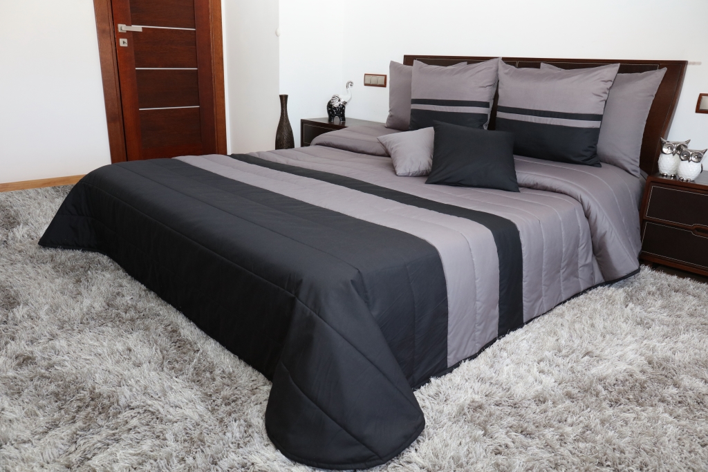 Pikowana narzuta w kolorze grafitowo czarnym na łóżko