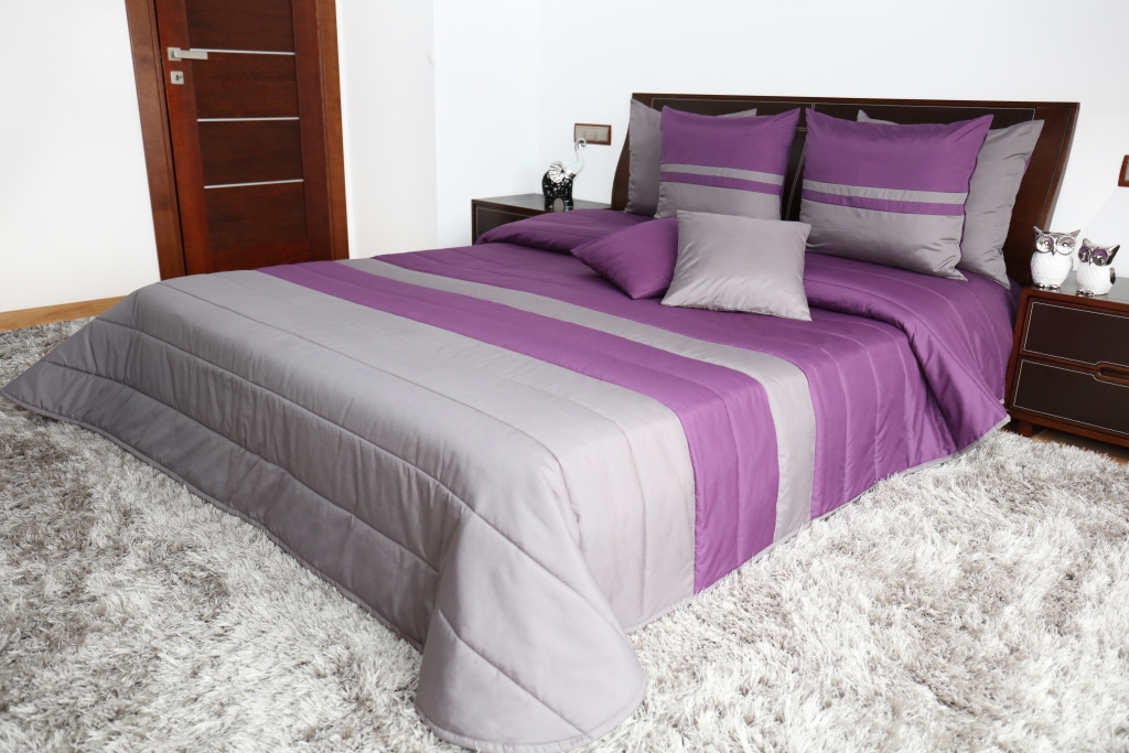 Pikowana narzuta na łóżko w kolorze grafitowo fioletowym