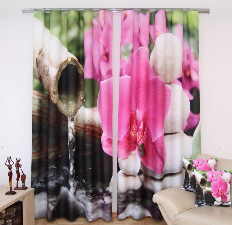 Zasłona sypialniana koloru biało czarnego z różową orchideą