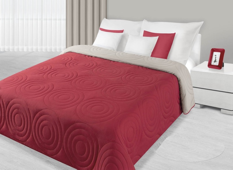 Czerwono beżowe narzuty dwustronne na łóżko