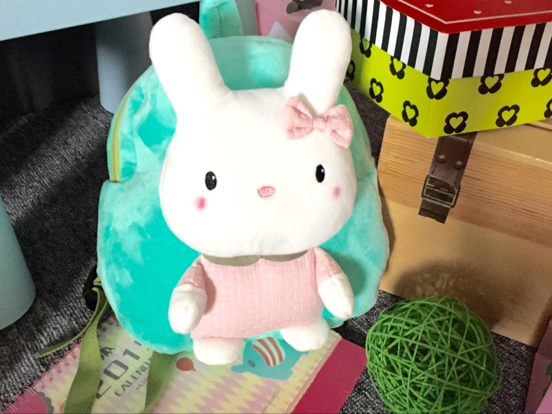 Miętowy plecaczek dla dziecka z króliczkiem