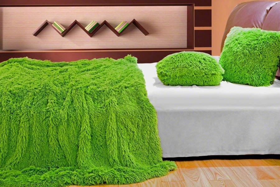 Zielony modny koc włochaty do sypialni