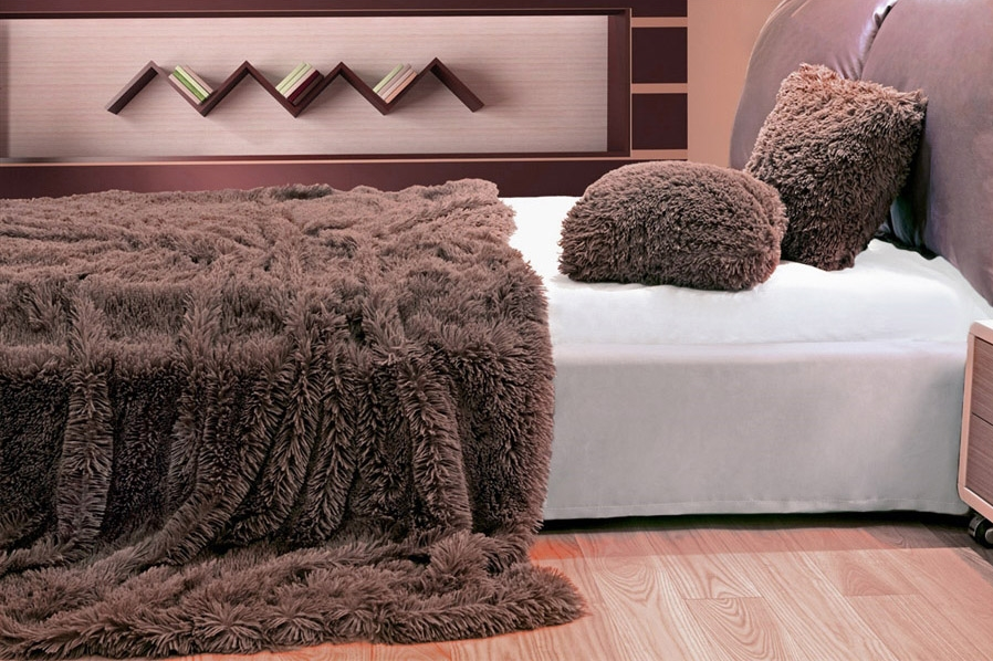 Koce i narzuty na łóżko włochate w kolorze brązowym