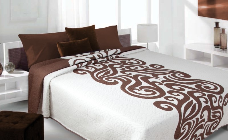 Narzuta na łóżko kremowa z brązowym ornamentem