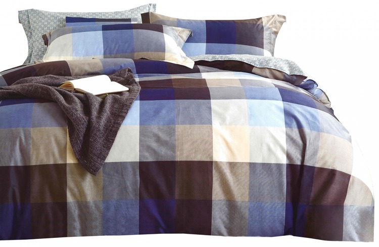 Klasyczna pościel w kolorze niebieskim w ozdobną kratką na łóżko do sypialni