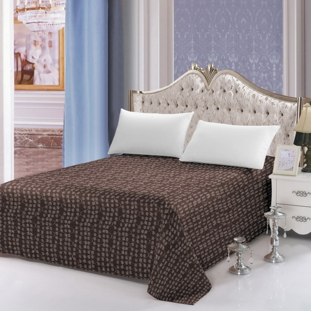Brązowa dekoracyjna narzuta na łóżko 160x200 we wzory