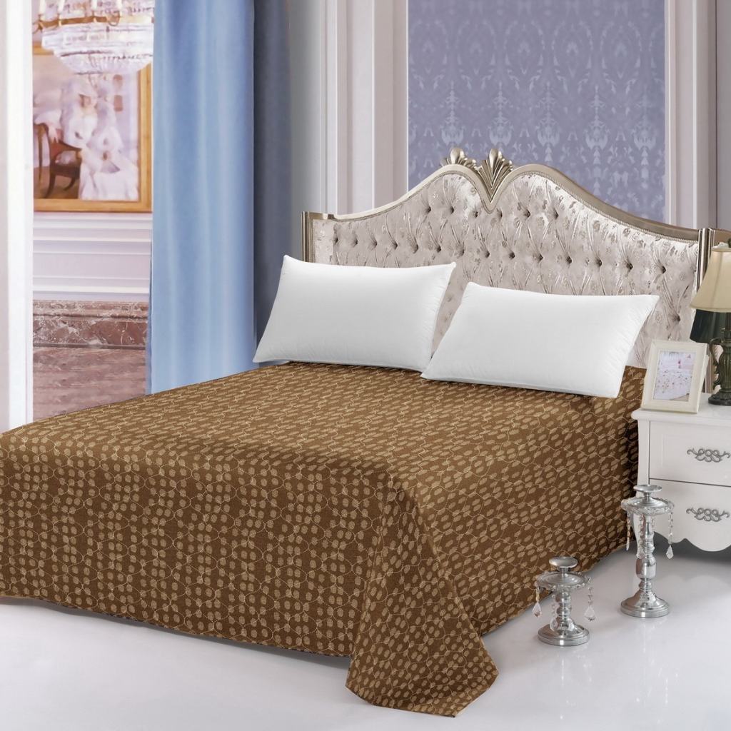 Dekoracyjne modne narzuty na łóżko do sypialni w kolorze beżowym