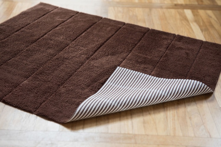 Antypoślizgowy brązowy dywanik łazienkowy 50x70