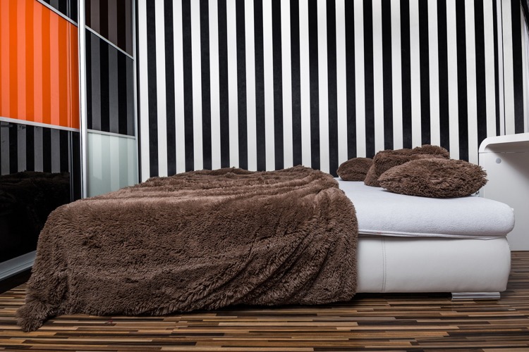 Jasnobrązowa włochata narzuta-koc na łóżko do sypialni