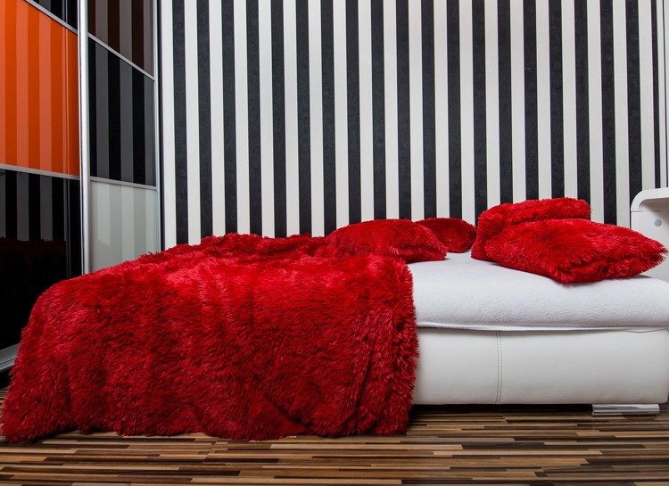 Czerwona włochata narzuta na łóżko z najnowszej kolekcji