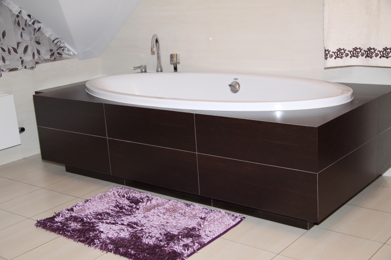 Fioletowy dekoracyjny dywanik łazienkowy