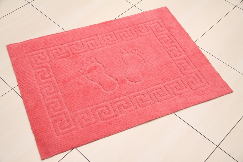 Malinowy dywanik do łazienki ze śladami stóp