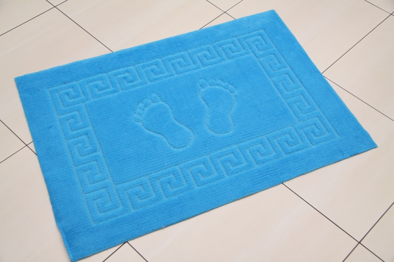 Turkusowy dywanik ze śladami stóp łazienkowy 