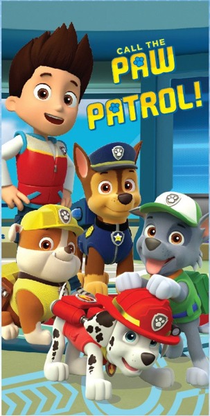 Plażowy niebieski ręcznik dziecięcy z postaciami z psiego patrolu