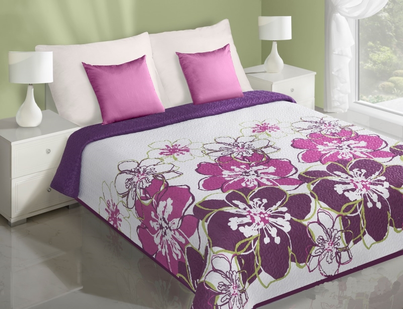 Dwustronne modne narzuty na łóżku koloru białego w różowo fioletowe kwiaty