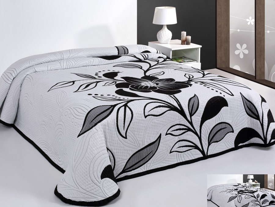 Biała dwustronna narzuta na łóżko w czarno szare kwiaty