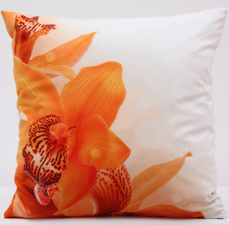 Poszewka na poduszke w kolorze białym z pomarańczowym kwiatem