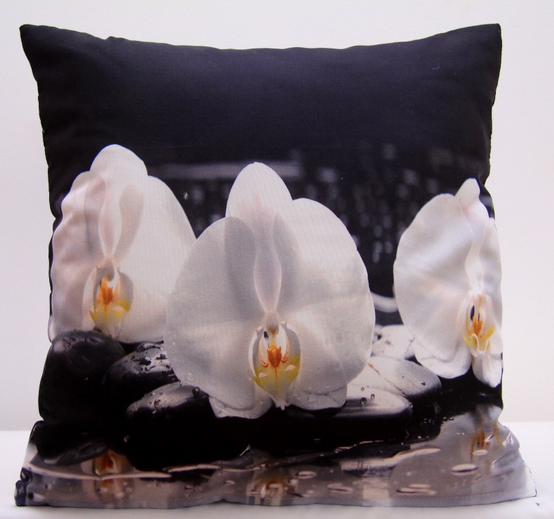 Dekoracyjne czarne poszewki z białą orchideą