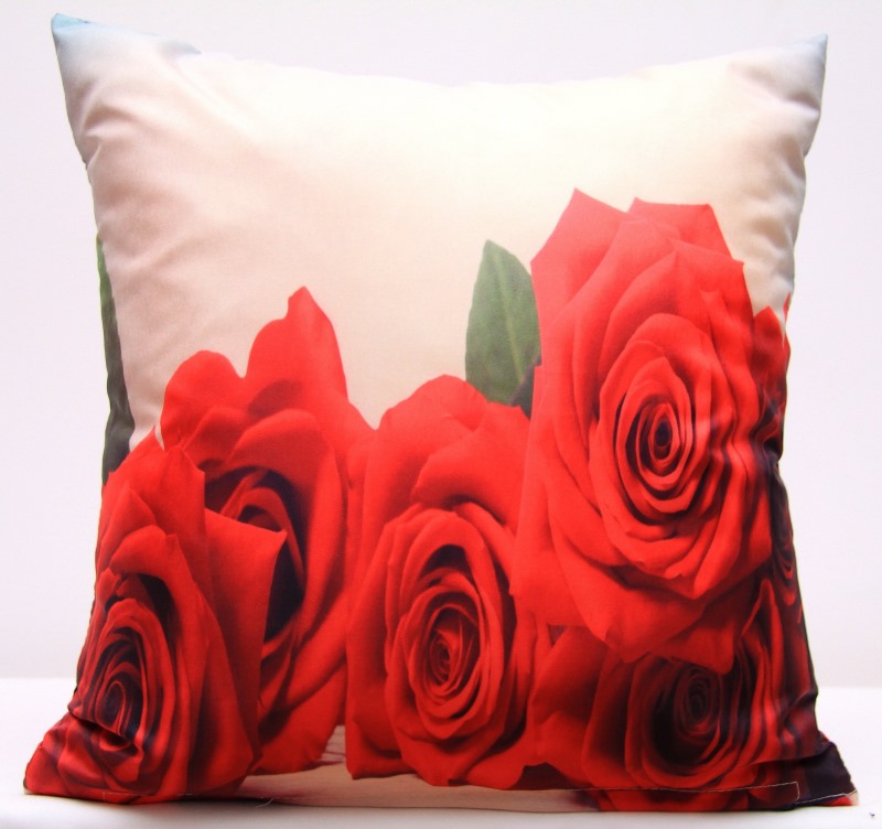 Poszewka na poduszkę w kolorze białym z czerwonymi różami