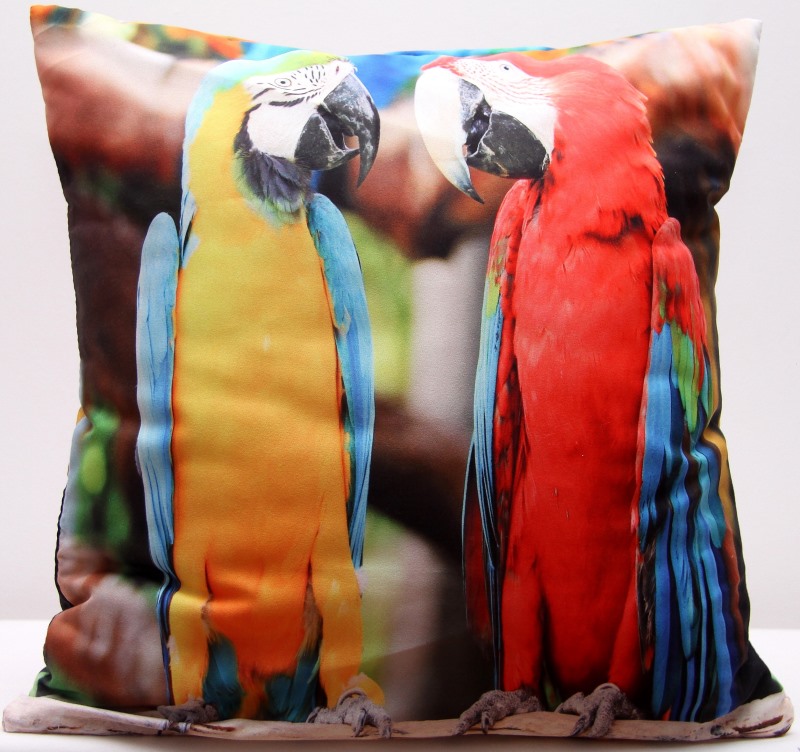 Brązowa dekoracyjna poszewka 40x40 z kolorowymi papugami