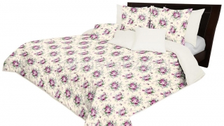 Kremowe nakrycie na łóżko w śliczne różowe różyczki