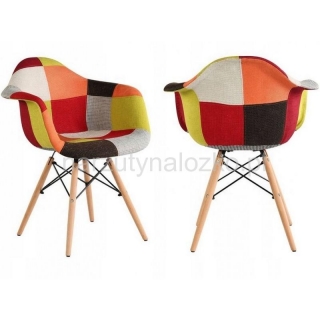 Nowe modne krzesło na drewnianych nóżkach
