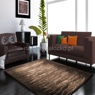 Brązowy dywan do salonu z ozdobnym żakardowaniem