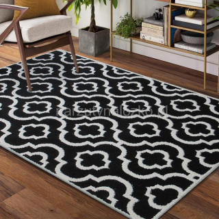 Czarny dywan w białe ozdobne wzory