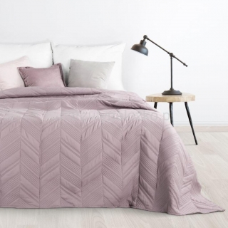 Różowa narzuta na łóżko w ozdobne pikowanie