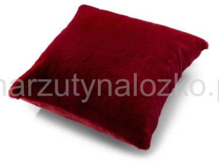 Delikatna poszewka na poduszkę w czerwonym kolorze